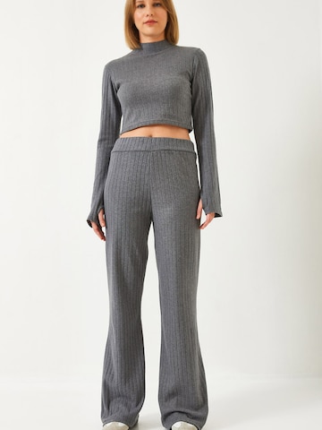 Pantalons de tailleur Bianco Lucci en gris : devant