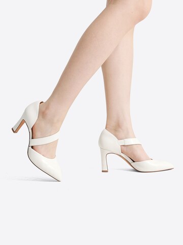 Dream Pairs Pumps in White