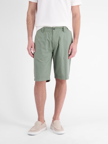 LERROS Regular Chino-Shorts aus Baumwolle in leichter Seersucker-Qualität in Grün: Vorderseite
