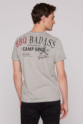 CAMP DAVID V-Shirt mit Brusttasche und Backprint in Grau