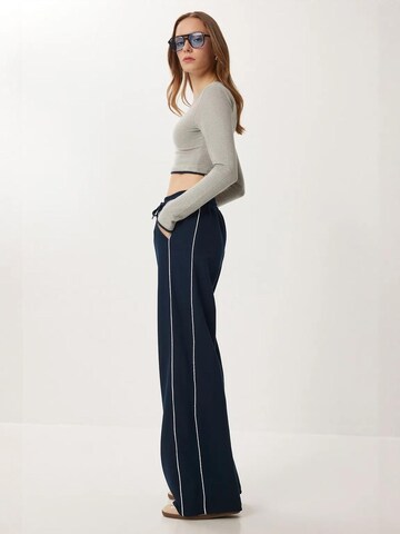 Wide leg Pantaloni di Happiness İstanbul in blu