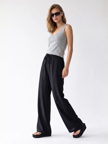 Wide leg Pantaloni de la MixRay pe negru