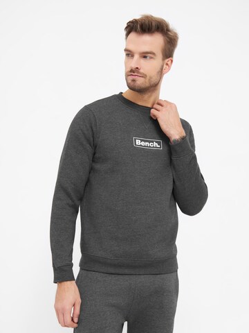 BENCH Sweatshirt 'Doyle 2' in Grau: predná strana