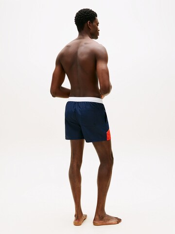 TOMMY HILFIGER Badeshorts in Rot
