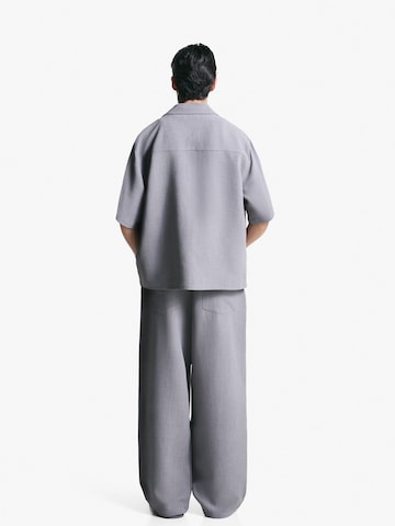 Comfort fit Camicia di Bershka in grigio