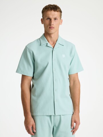 CHASIN' Shirt in Blue: front