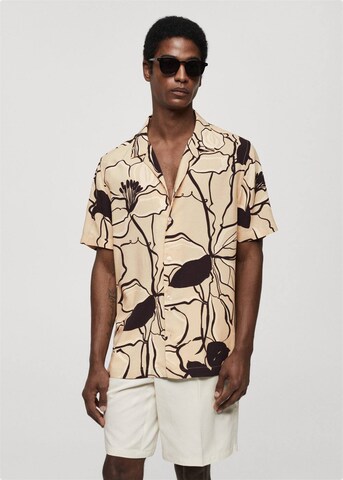 Coupe regular Chemise 'CORFU' MANGO MAN en beige : devant