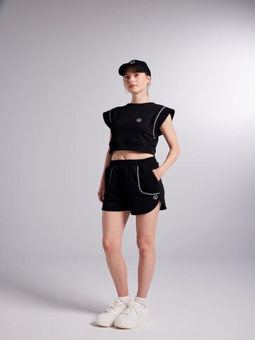 HOLLY LOLLY Loosefit Kalhoty – černá