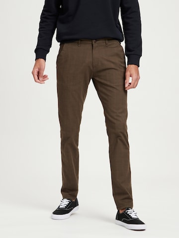 Cross Jeans Slim fit Chino Pants in Brown: front