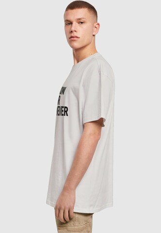 T-Shirt 'Now Or Never' Merchcode en gris