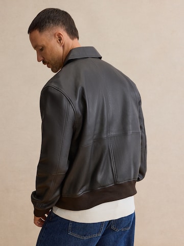 DAN FOX APPAREL Välikausitakki 'Lucian' värissä ruskea