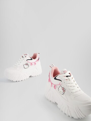 Sneaker low de la Bershka pe alb