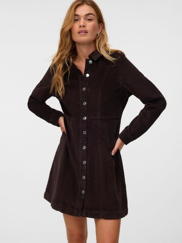 VERO MODA - Vestidos camiseiros 'VMDaisy' em castanho: frente