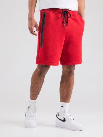Loosefit Pantaloni 'TCH FLC' di Nike Sportswear in rosso: frontale