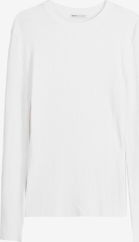 Bershka Sweater in White: front