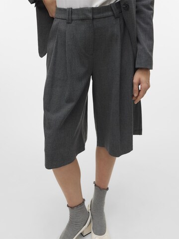 VERO MODA Loosefit Bukser med lægfolder 'LOVELY' i grå
