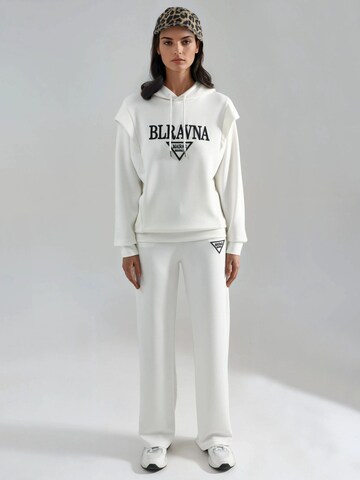Hiccup Loungewear in White: front