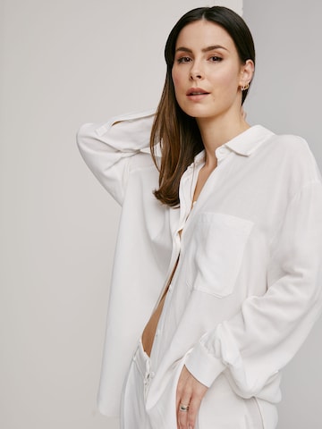 A LOT LESS Blouse 'Thea' in White: front