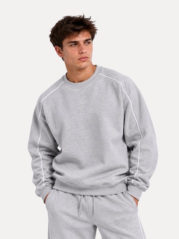 Sweat-shirt 'Brenvaro' Smilodox en gris : devant