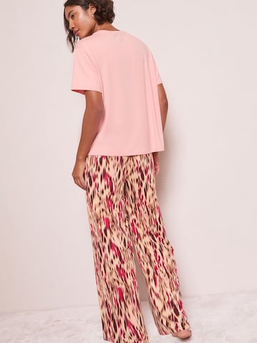 Pijama de la Friends Like These pe roz