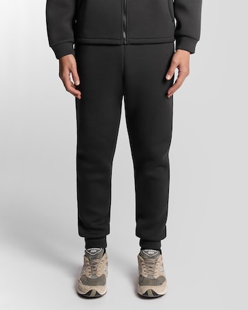 Effilé Pantalon Lyle & Scott en noir : devant