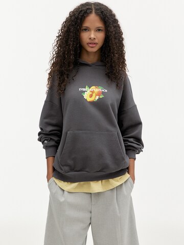 Pull&Bear Sweatshirt 'PEACH' in Schwarz