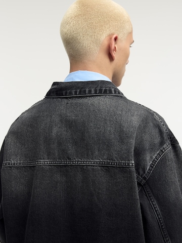 Pull&Bear Regular fit Prehodna jakna | črna barva