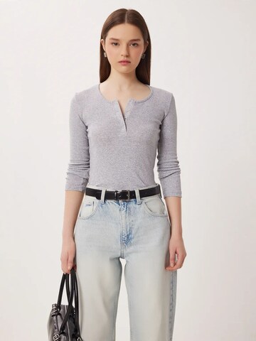 Camicia da donna di Happiness İstanbul in grigio