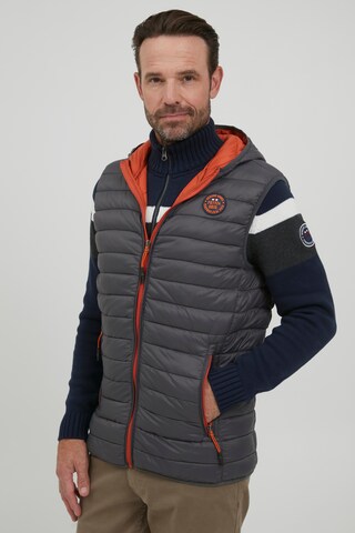 FQ1924 Bodywarmer 'Bendik' in Grijs: voorkant