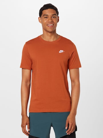 Coupe regular T-Shirt 'Club' Nike Sportswear en marron : devant