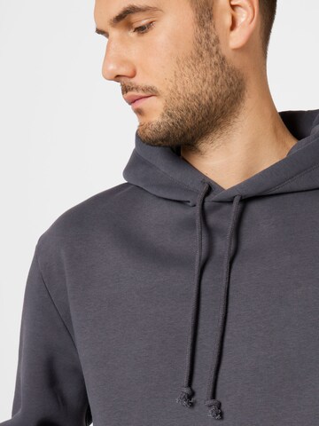 ABOUT YOU Hoodie 'Bent' in Grau