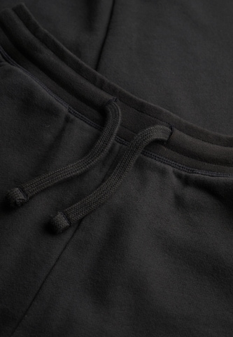 Effilé Pantalon Superdry en noir