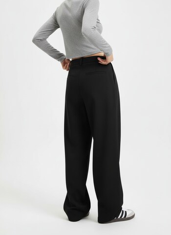 studioselect Wide leg Pleat-Front Pants 'Miriam' in Black