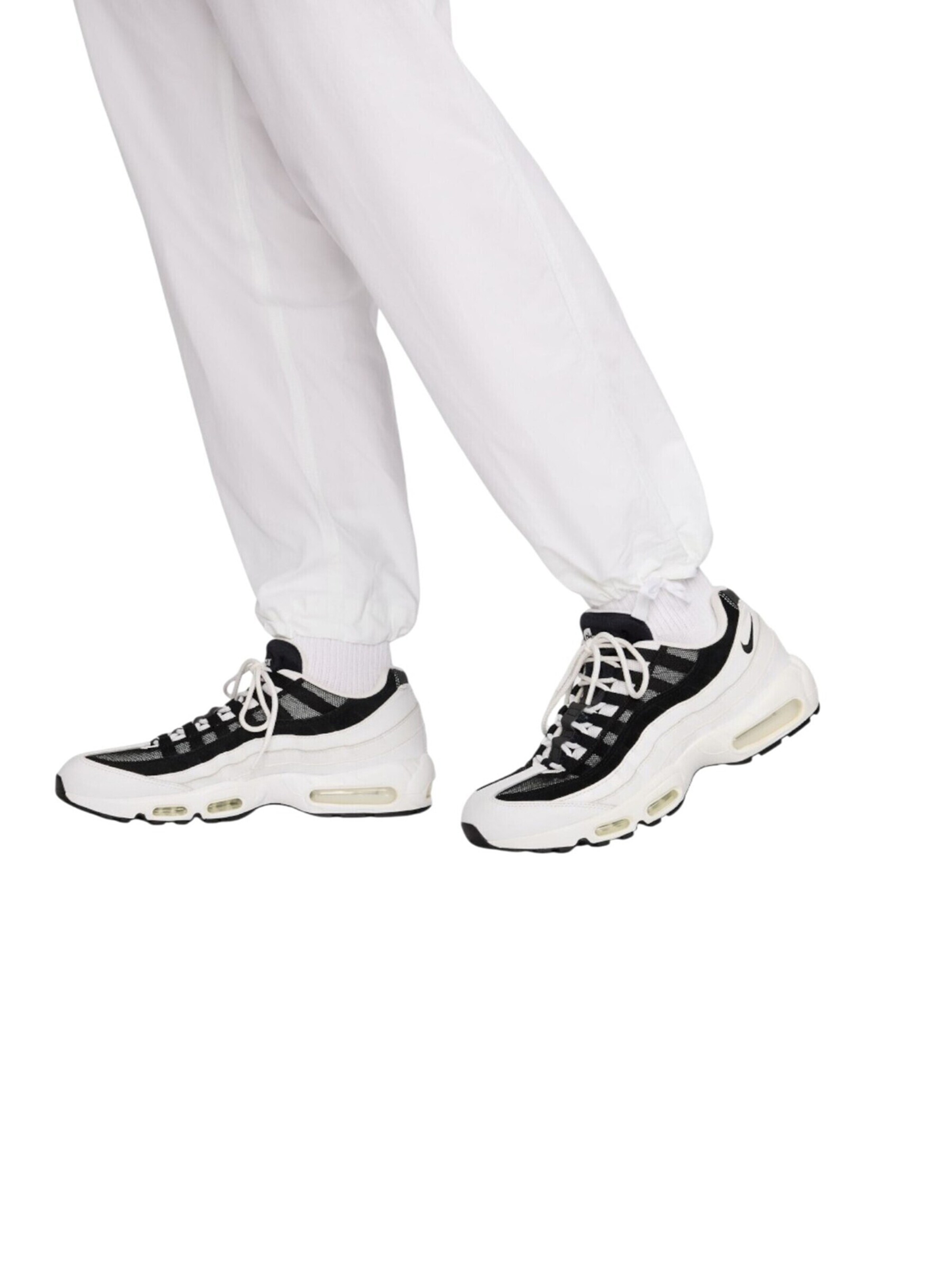 Tapered Pantaloni 'Club Barcelona' di Nike Sportswear in bianco