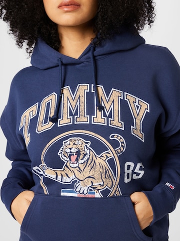 Tommy Jeans Curve Mikina 'COLLEGE TIGER' – modrá