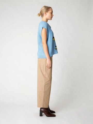 Résumé Neulepaita 'Tabitha' värissä sininen