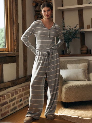 Next - Pijama en gris: frente