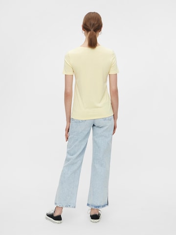 PIECES - Camiseta 'Kamala' en amarillo