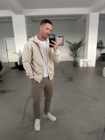 DAN FOX APPAREL Кофта на молнии 'Fabian' в Белый