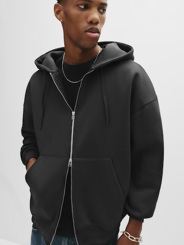 Veste de survêtement Pull&Bear en gris : devant