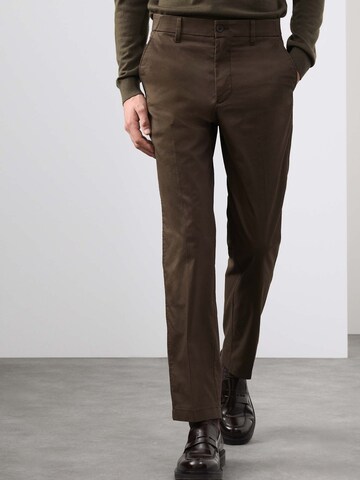 Marks & Spencer Regular Chinohose in Grün: Vorderseite