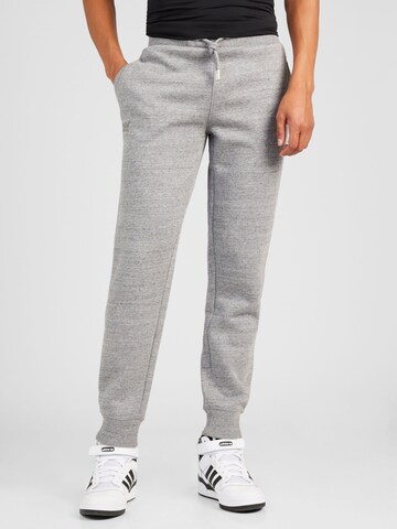 Superdry Tapered Broek 'Essential' in Grijs: voorkant