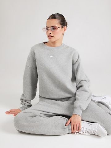 Nike Sportswear Tréning póló 'Studio' - szürke