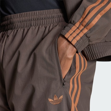 Effilé Pantalon 'Firebird' ADIDAS ORIGINALS en marron