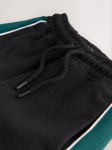 Regular Pantaloni de la Next pe negru