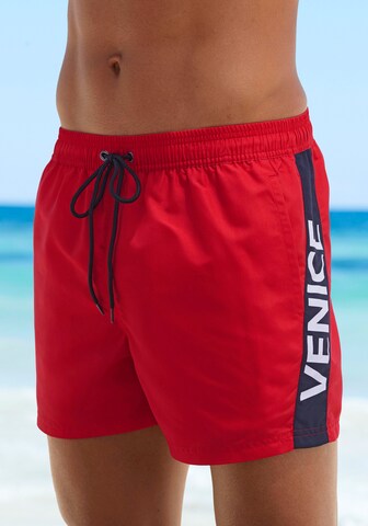 VENICE BEACH - Bermudas en rojo: frente