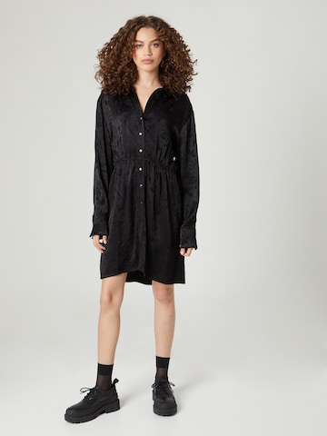 A LOT LESS - Vestido camisero 'Mona' en negro: frente