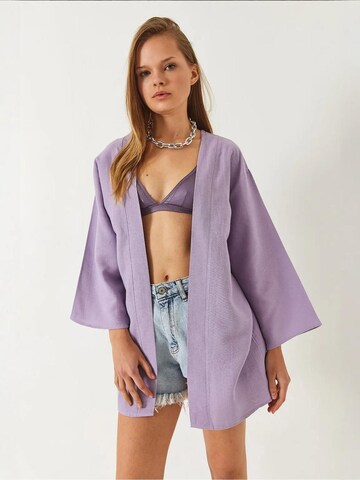 Bianco Lucci Kimono in Purple: front