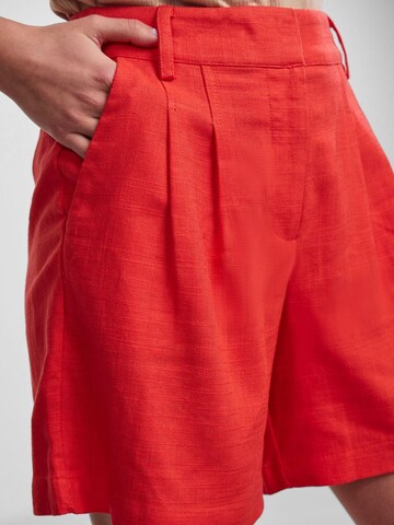 Loosefit Pantalon à pince 'YASISMA' Y.A.S en rouge