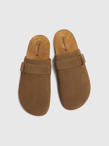 Pull&Bear Clogs in Braun